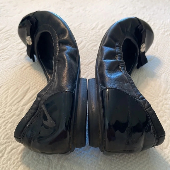 Tahari Gibson 6M Ballet Flats Black Patent Toe and Heel Bow Toe Silver Button - Picture 4 of 7